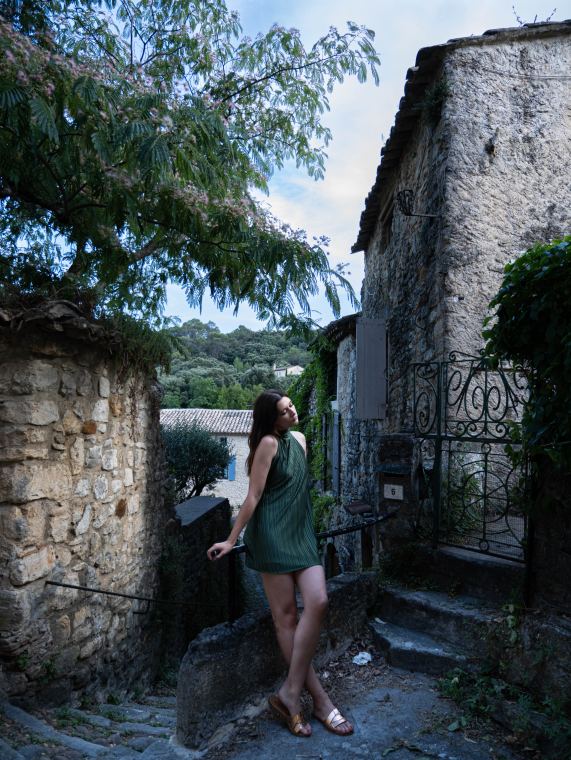 Silhouette ENQORE en Provence, soir d'été
