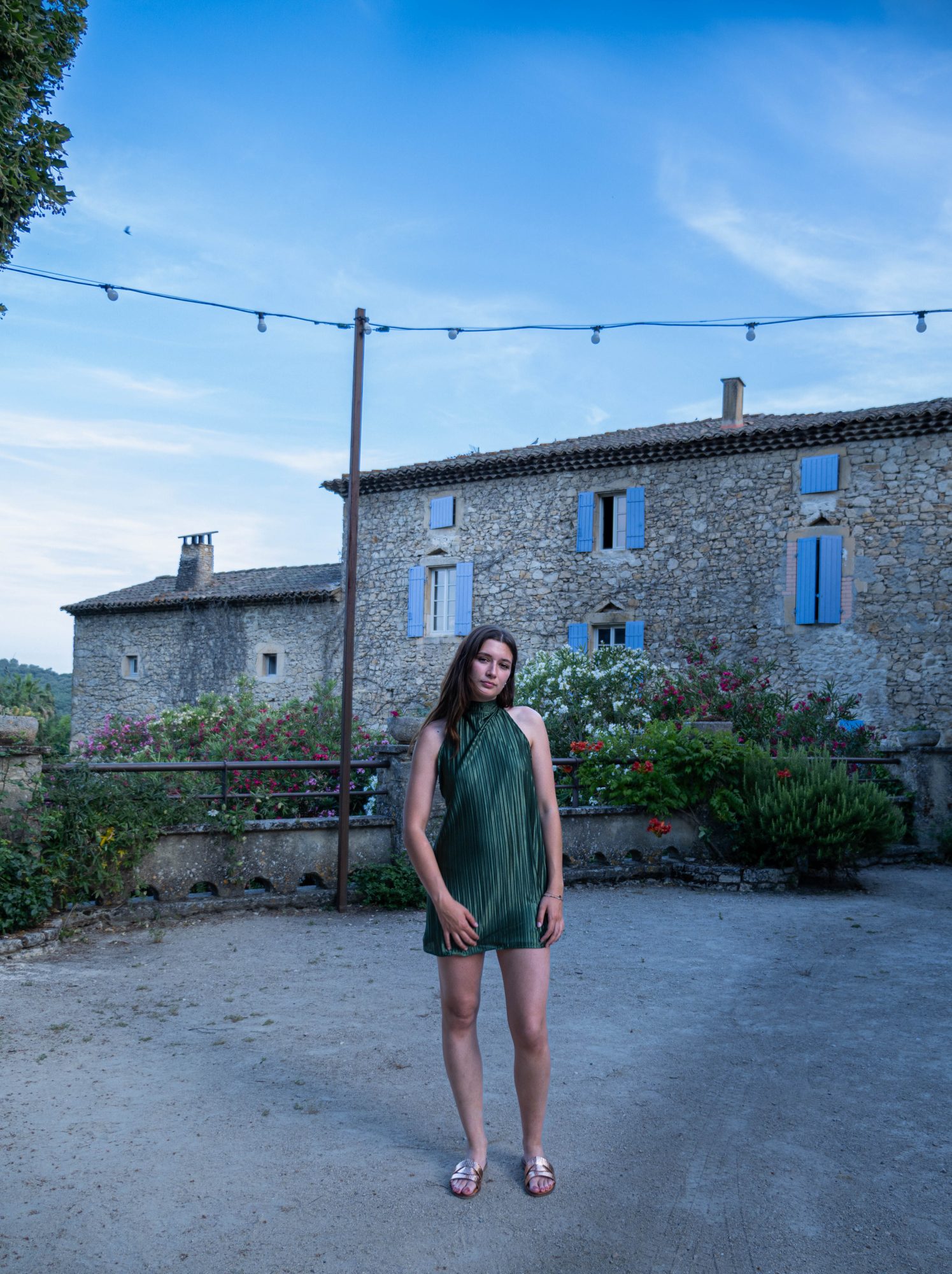 Robe plissée vert olive ENQORE, soir d'été en Provence